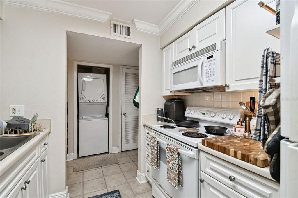 For Sale: $189,900 (1 beds, 1 baths, 631 Square Feet)