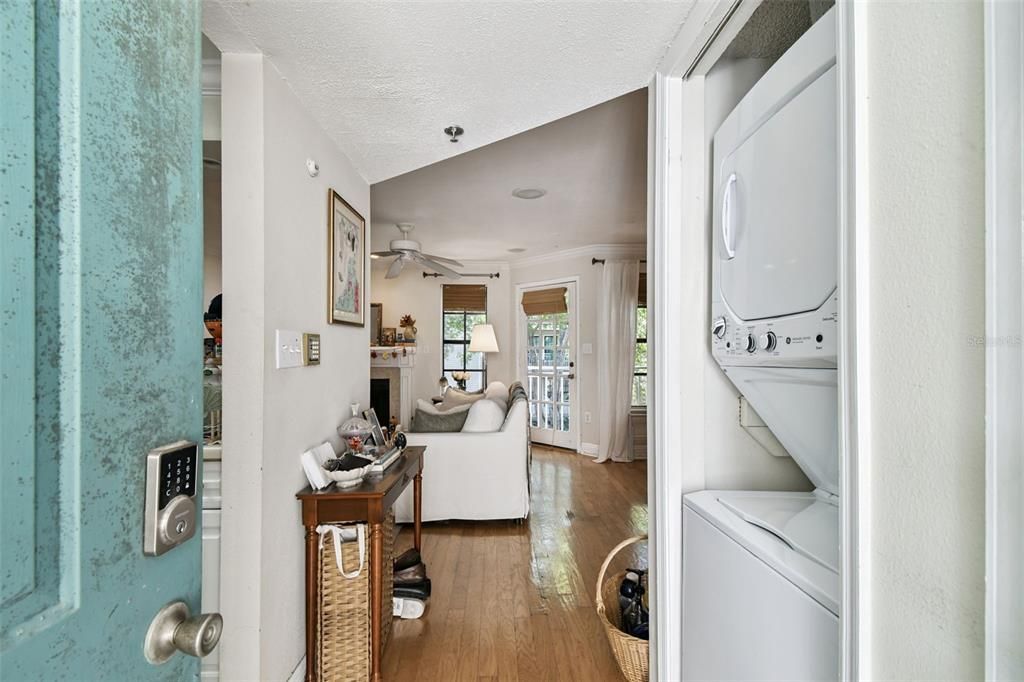 For Sale: $189,900 (1 beds, 1 baths, 631 Square Feet)