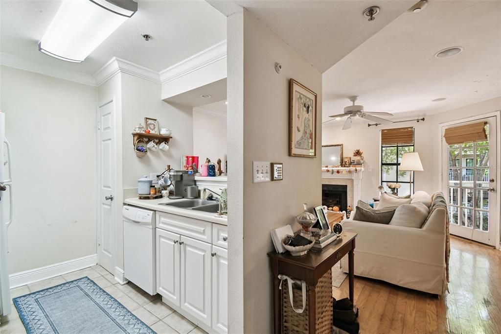 For Sale: $189,900 (1 beds, 1 baths, 631 Square Feet)