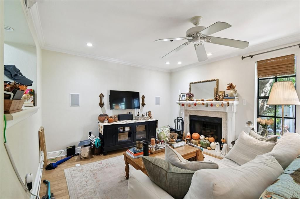 For Sale: $189,900 (1 beds, 1 baths, 631 Square Feet)