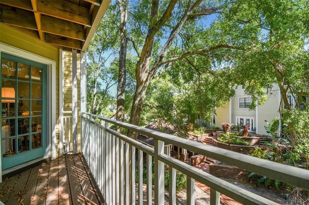 For Sale: $189,900 (1 beds, 1 baths, 631 Square Feet)