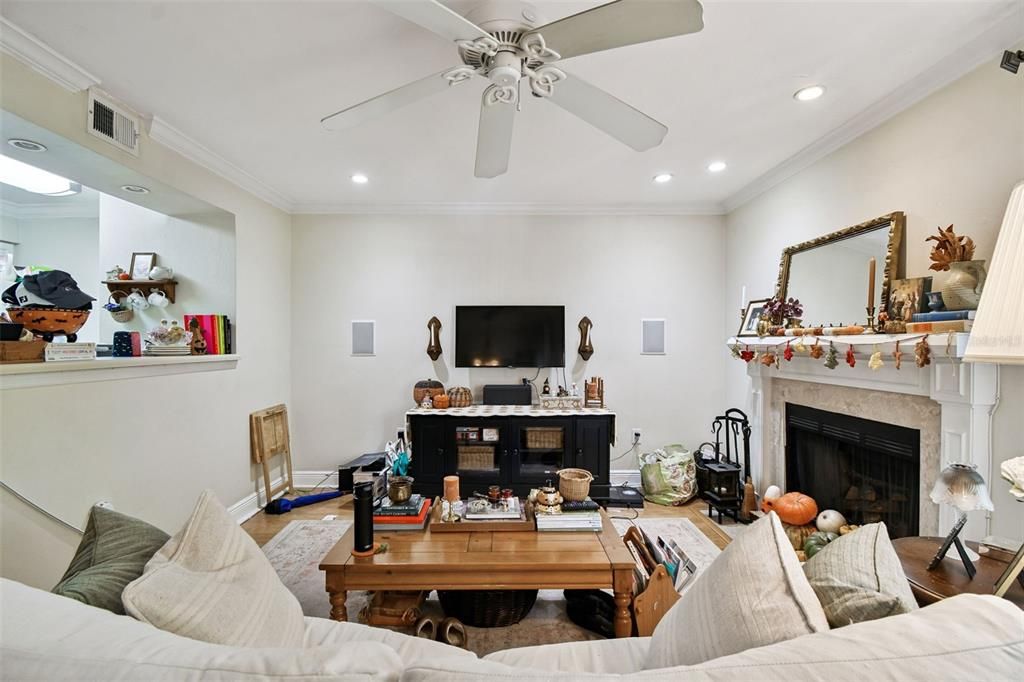 For Sale: $189,900 (1 beds, 1 baths, 631 Square Feet)