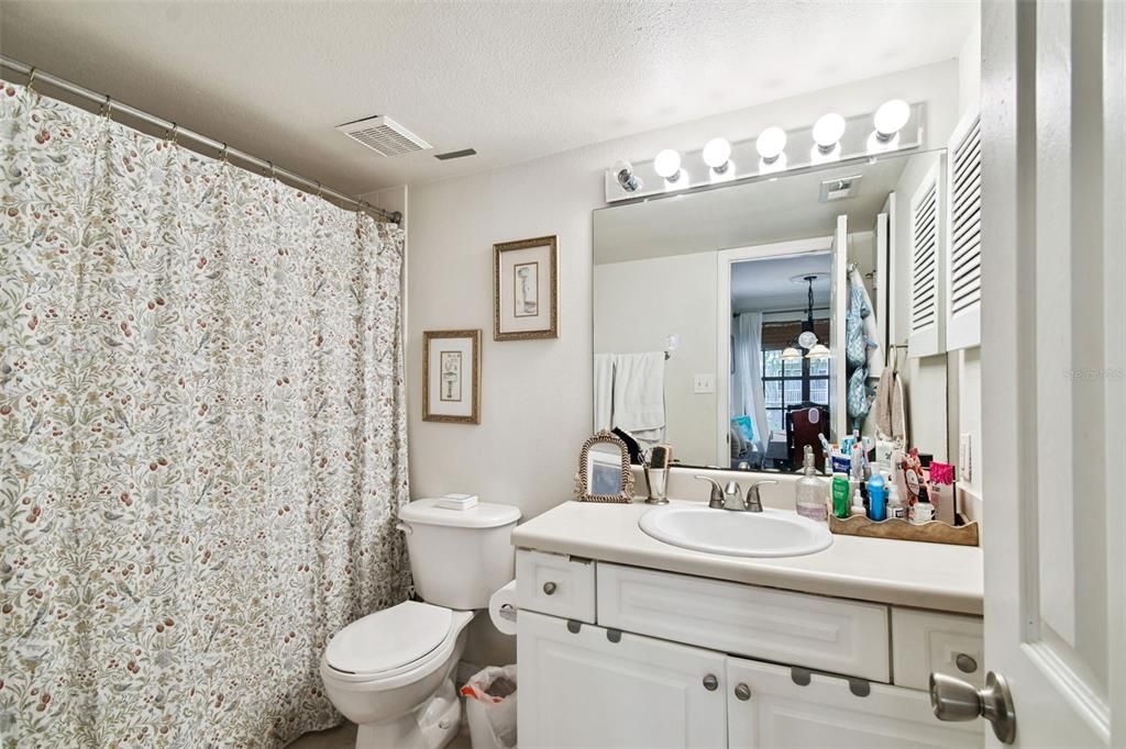 For Sale: $189,900 (1 beds, 1 baths, 631 Square Feet)