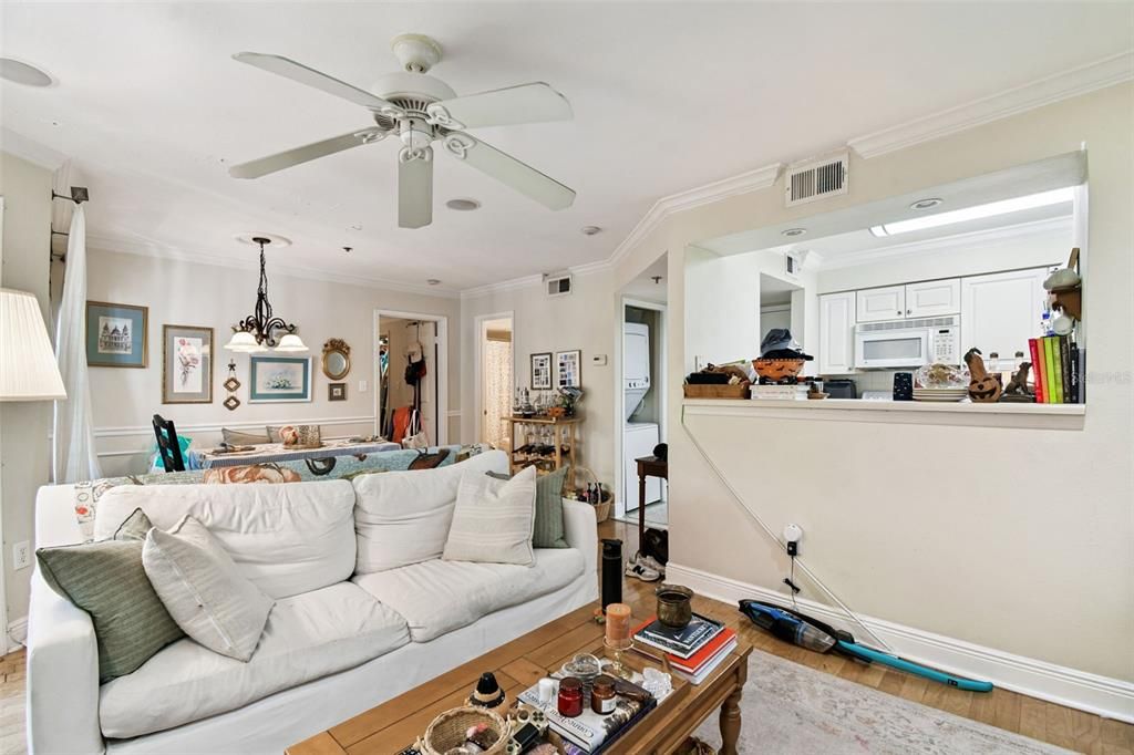 For Sale: $189,900 (1 beds, 1 baths, 631 Square Feet)