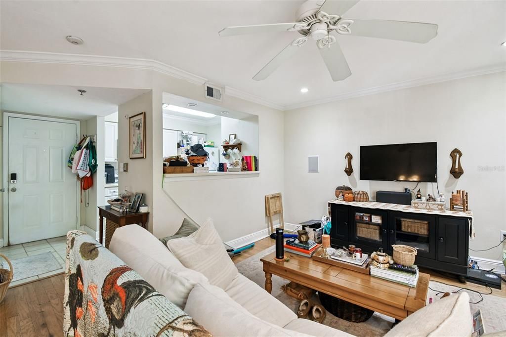 For Sale: $189,900 (1 beds, 1 baths, 631 Square Feet)