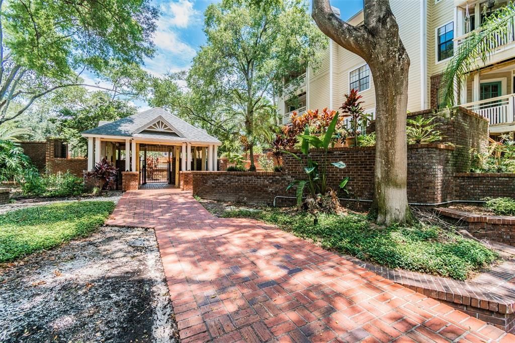 For Sale: $189,900 (1 beds, 1 baths, 631 Square Feet)