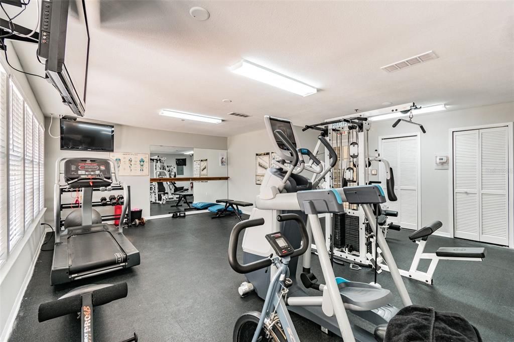 For Sale: $189,900 (1 beds, 1 baths, 631 Square Feet)