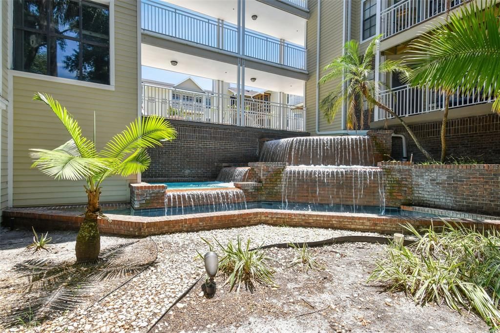 For Sale: $189,900 (1 beds, 1 baths, 631 Square Feet)