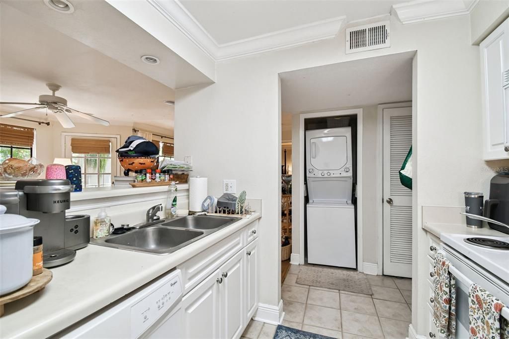 For Sale: $189,900 (1 beds, 1 baths, 631 Square Feet)