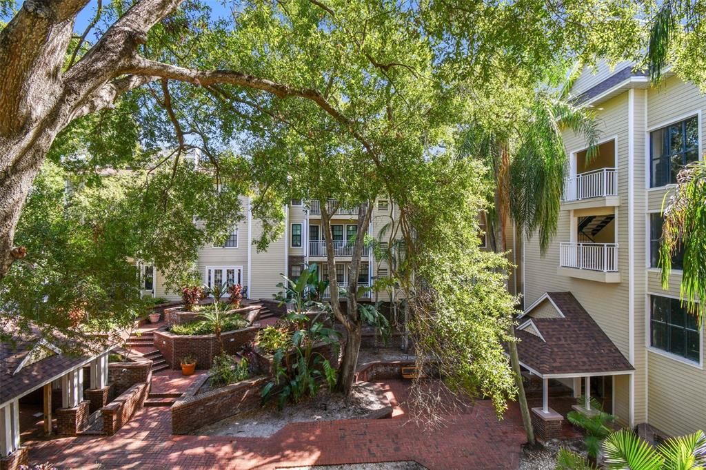 For Sale: $189,900 (1 beds, 1 baths, 631 Square Feet)