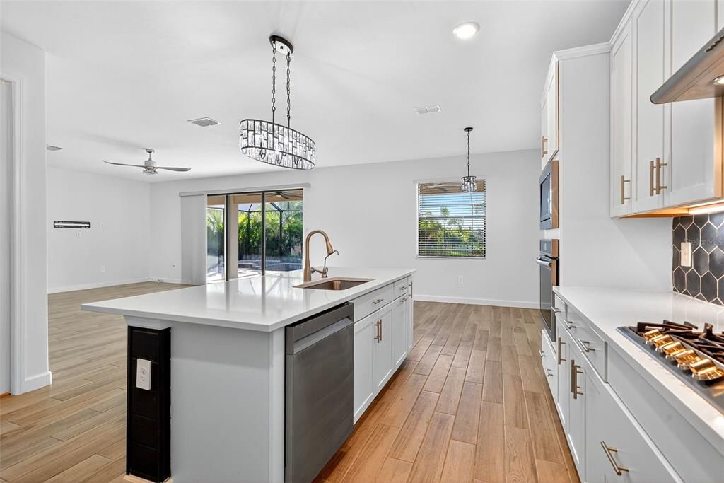 For Sale: $985,000 (6 beds, 3 baths, 3520 Square Feet)