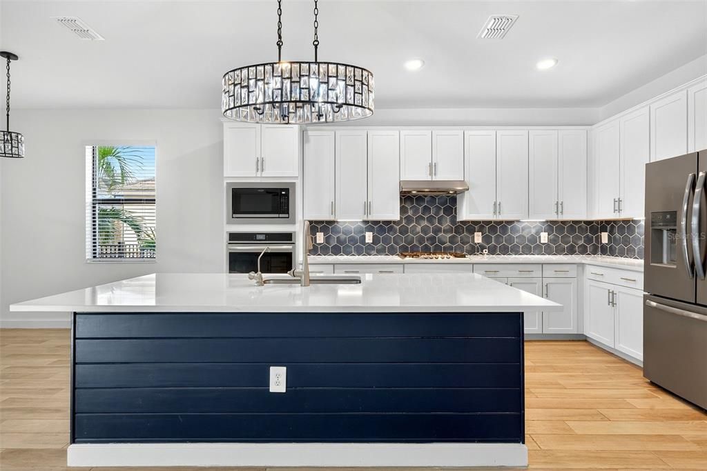 For Sale: $985,000 (6 beds, 3 baths, 3520 Square Feet)