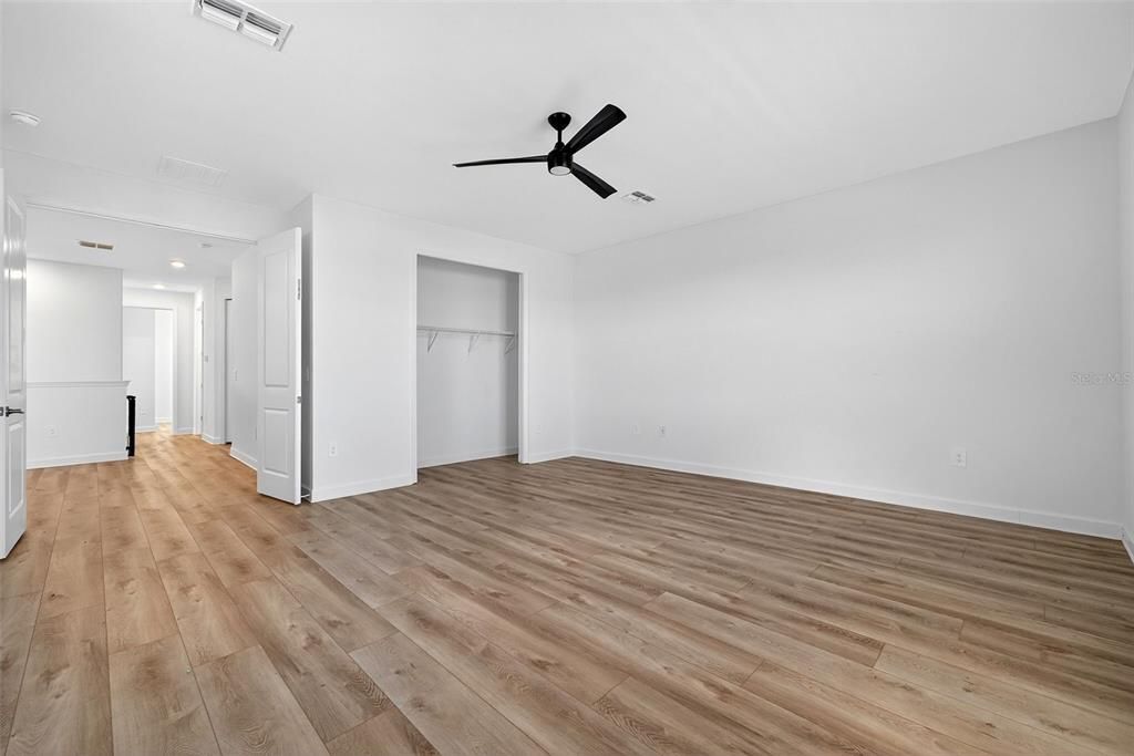 For Sale: $985,000 (6 beds, 3 baths, 3520 Square Feet)