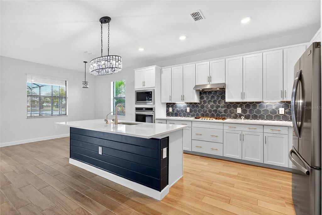 For Sale: $985,000 (6 beds, 3 baths, 3520 Square Feet)