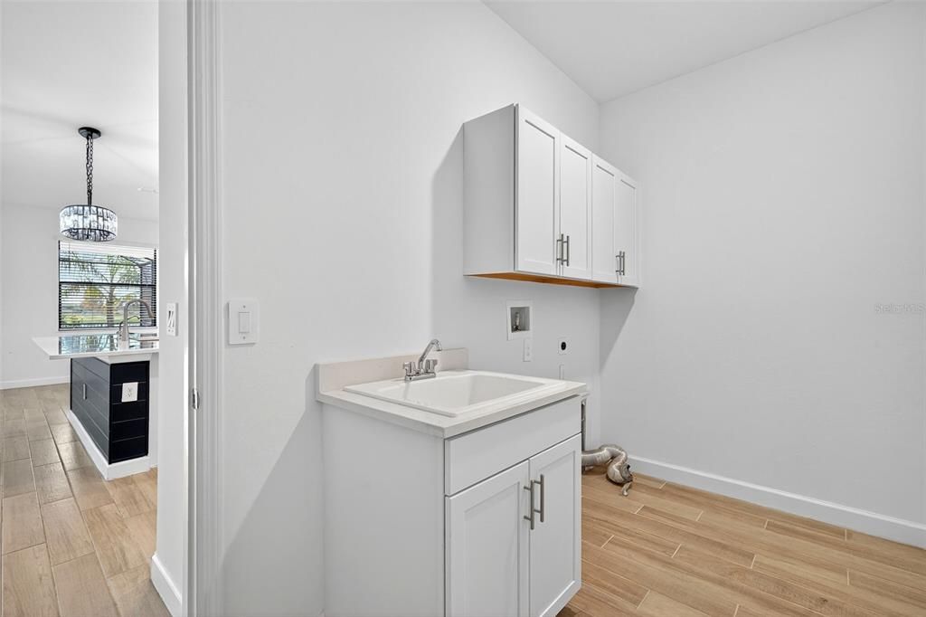 For Sale: $985,000 (6 beds, 3 baths, 3520 Square Feet)