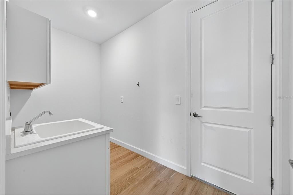 For Sale: $985,000 (6 beds, 3 baths, 3520 Square Feet)