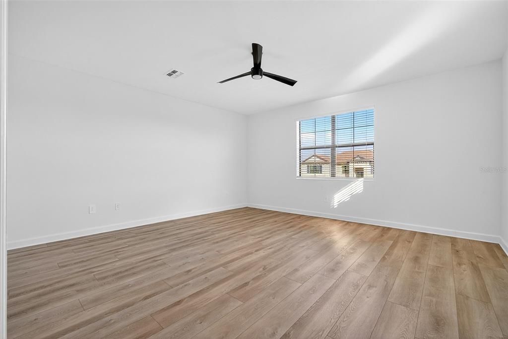 For Sale: $985,000 (6 beds, 3 baths, 3520 Square Feet)