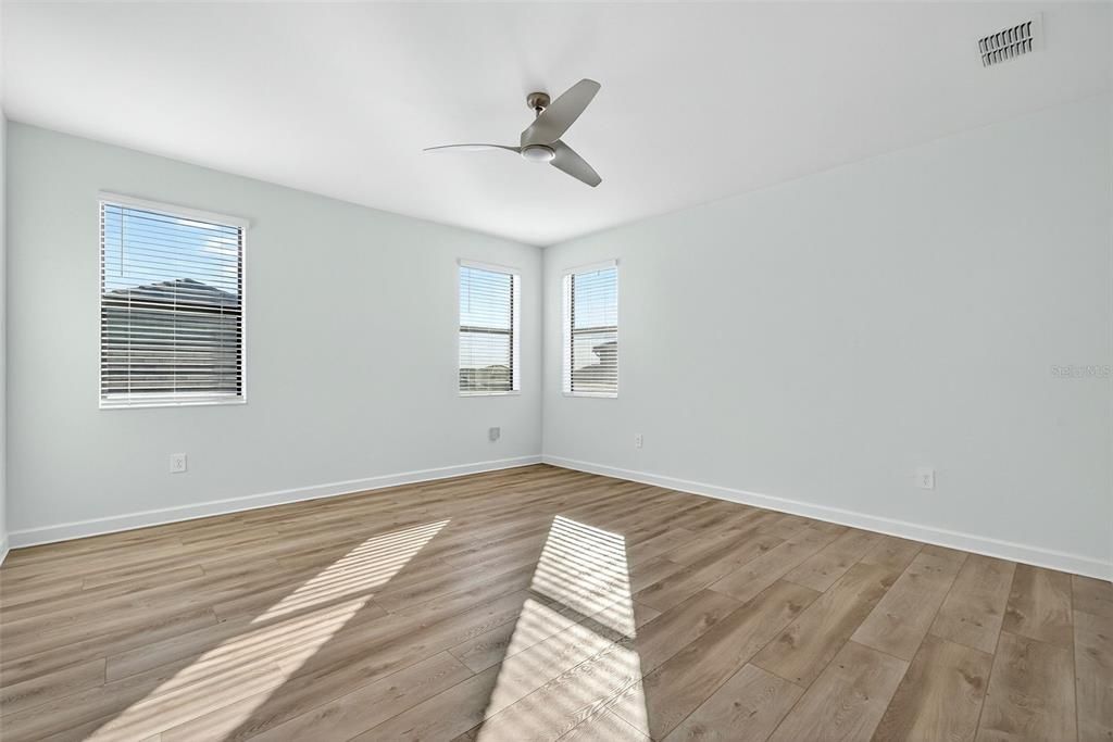 For Sale: $985,000 (6 beds, 3 baths, 3520 Square Feet)