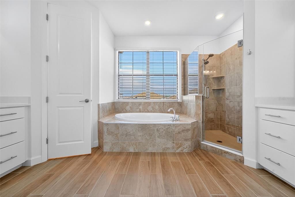 For Sale: $985,000 (6 beds, 3 baths, 3520 Square Feet)