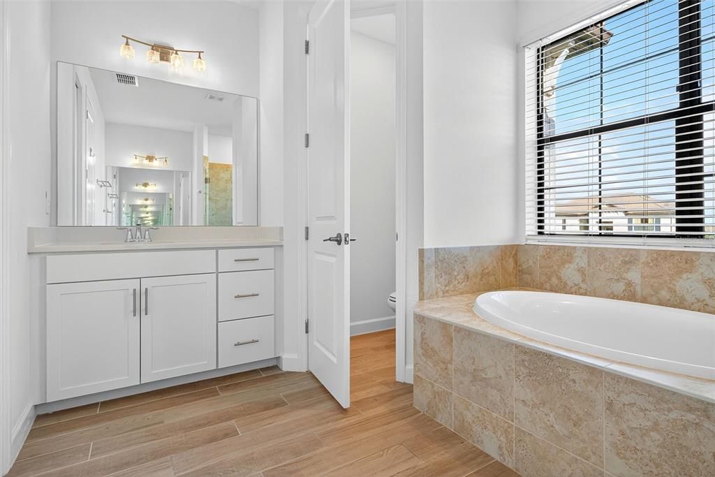 For Sale: $985,000 (6 beds, 3 baths, 3520 Square Feet)