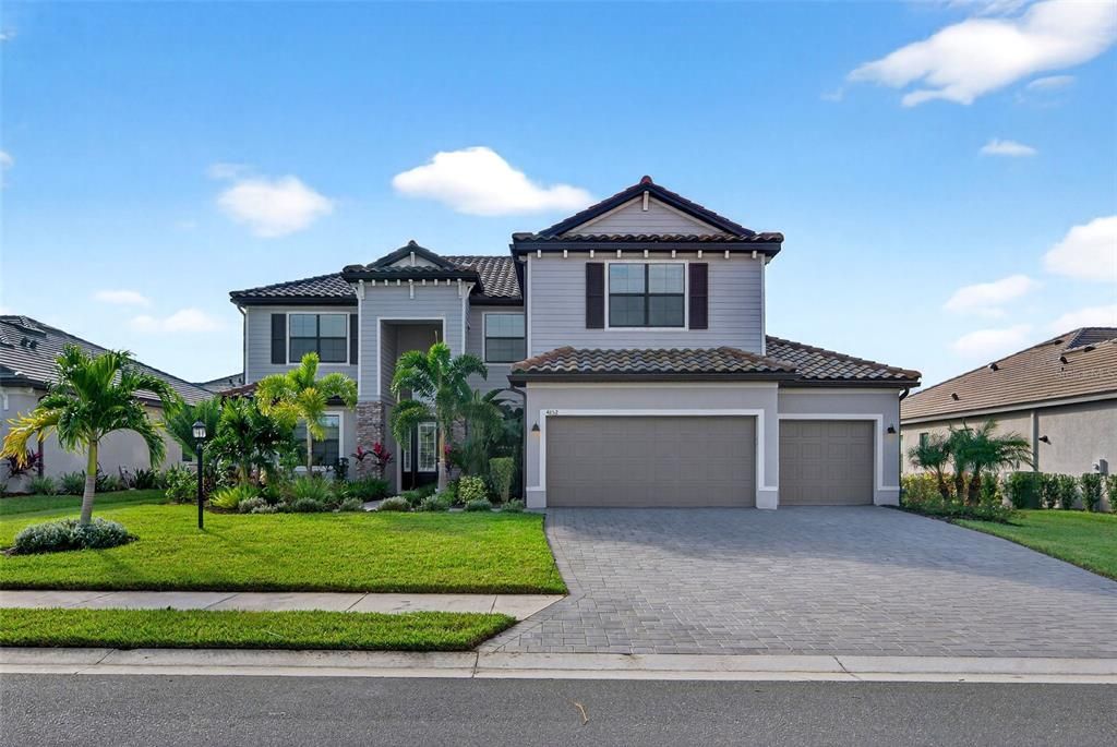 For Sale: $985,000 (6 beds, 3 baths, 3520 Square Feet)