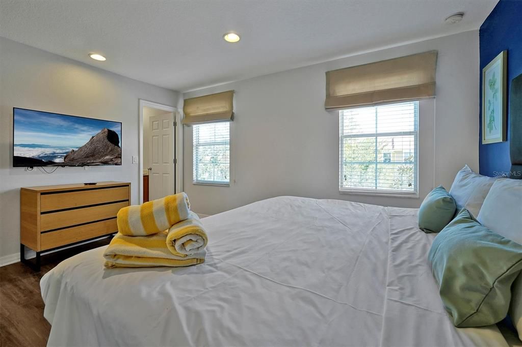 Active With Contract: $249,000 (2 beds, 2 baths, 1161 Square Feet)