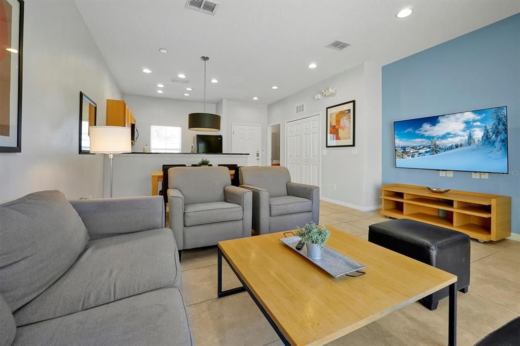 Active With Contract: $249,000 (2 beds, 2 baths, 1161 Square Feet)