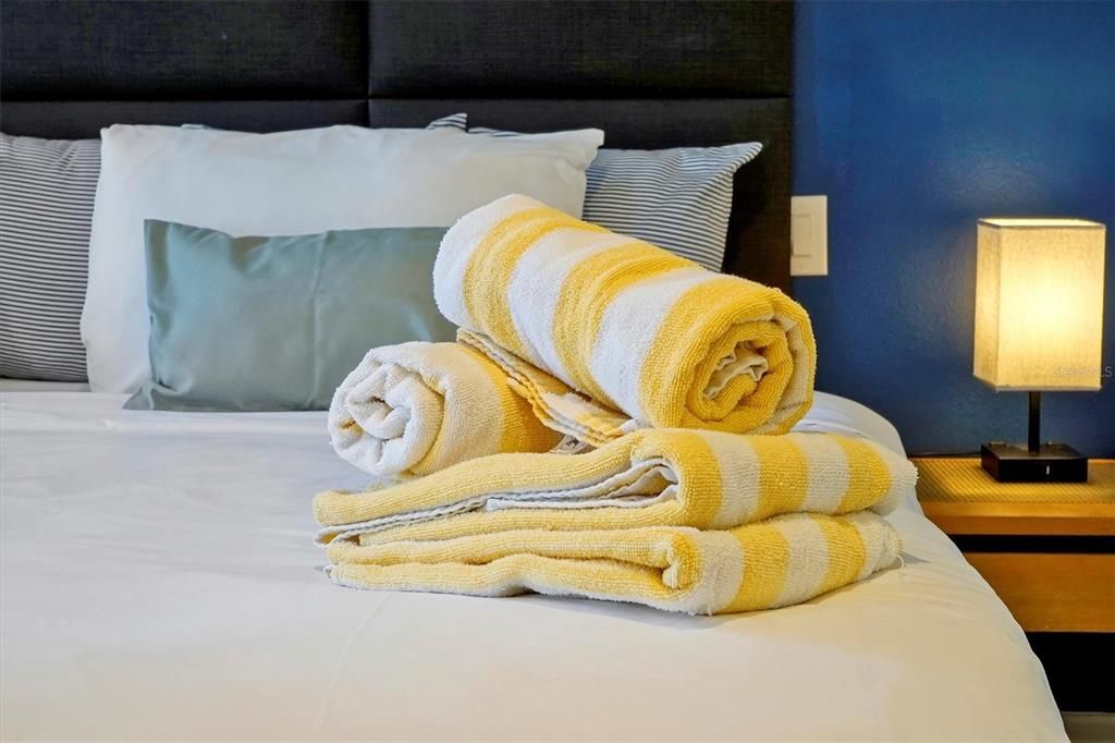 Active With Contract: $249,000 (2 beds, 2 baths, 1161 Square Feet)