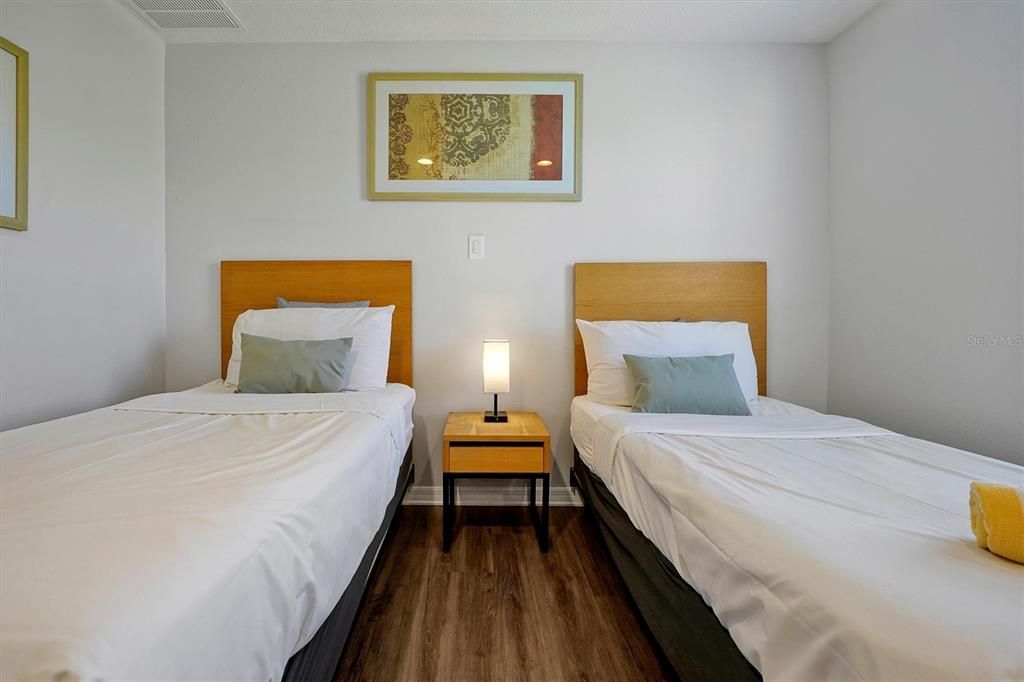 Active With Contract: $249,000 (2 beds, 2 baths, 1161 Square Feet)