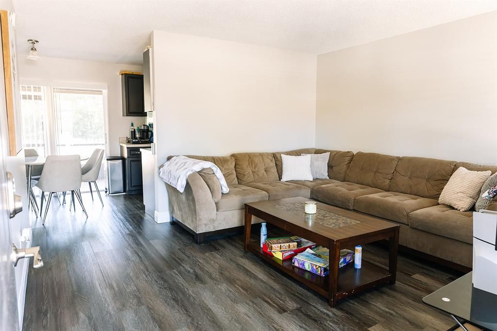 For Sale: $249,900 (2 beds, 1 baths, 840 Square Feet)