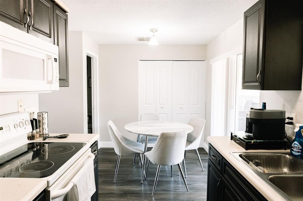 For Sale: $249,900 (2 beds, 1 baths, 840 Square Feet)