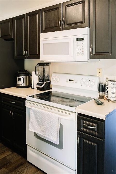 For Sale: $249,900 (2 beds, 1 baths, 840 Square Feet)