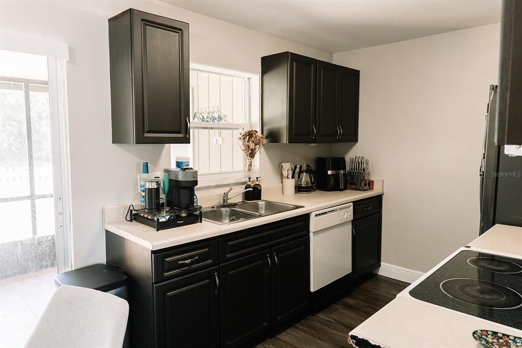 For Sale: $249,900 (2 beds, 1 baths, 840 Square Feet)