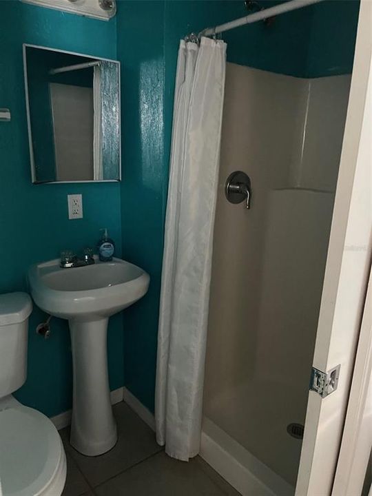 For Rent: $1,200 (1 beds, 1 baths, 405 Square Feet)