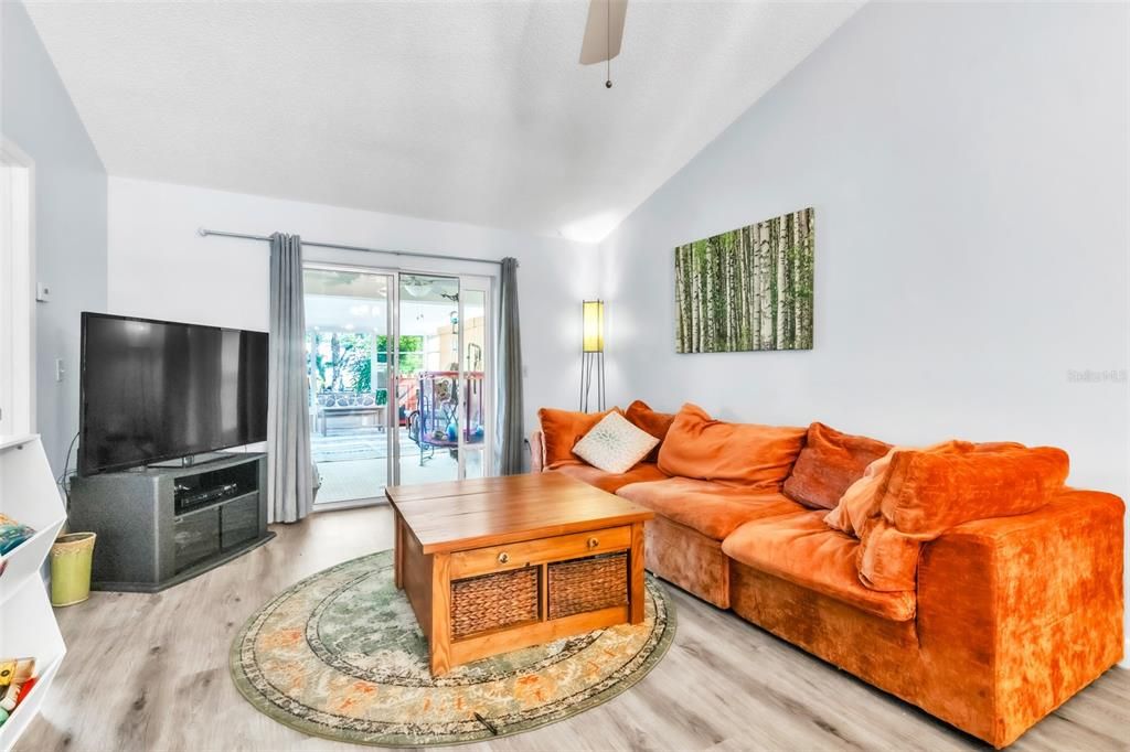 Под контрактом: $339,900 (2 спален, 2 ванн, 1013 Квадратных фут)