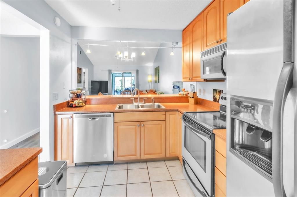 Под контрактом: $339,900 (2 спален, 2 ванн, 1013 Квадратных фут)