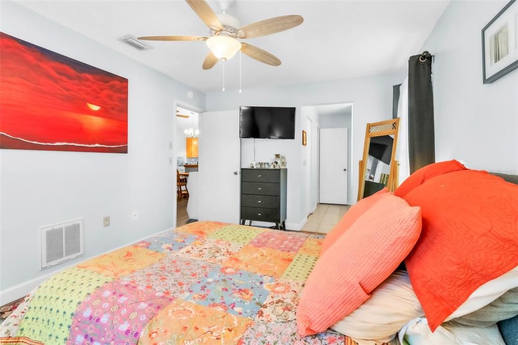 Под контрактом: $339,900 (2 спален, 2 ванн, 1013 Квадратных фут)