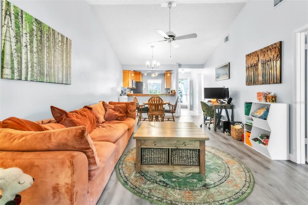 Под контрактом: $339,900 (2 спален, 2 ванн, 1013 Квадратных фут)