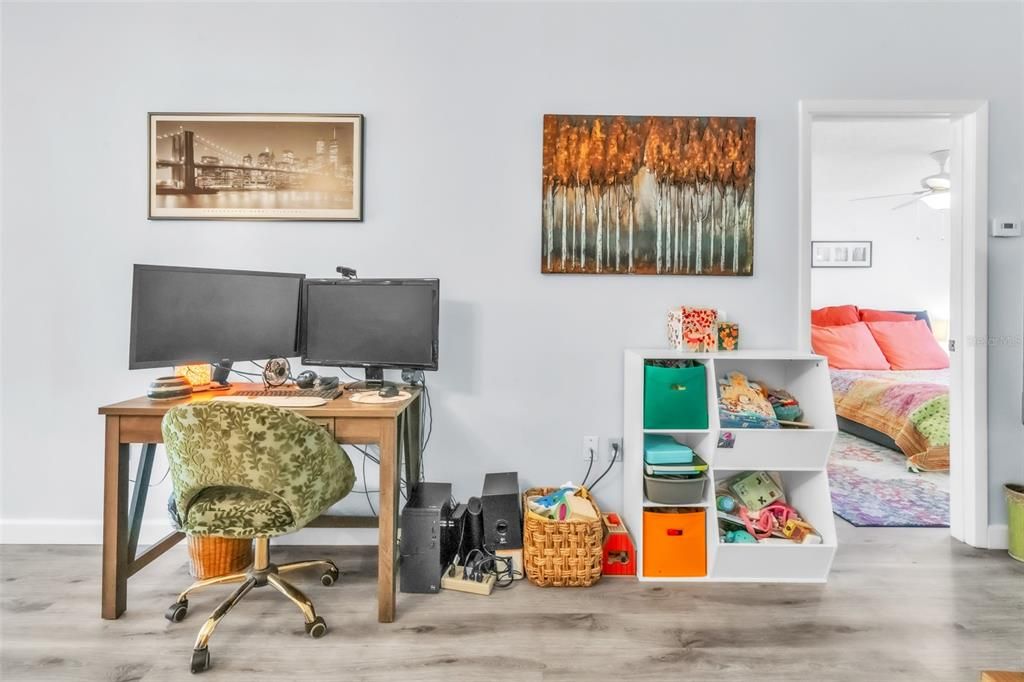 Под контрактом: $339,900 (2 спален, 2 ванн, 1013 Квадратных фут)