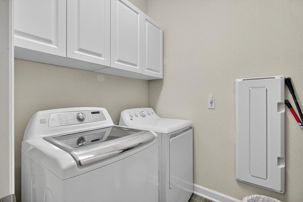 For Sale: $569,999 (4 beds, 2 baths, 2089 Square Feet)