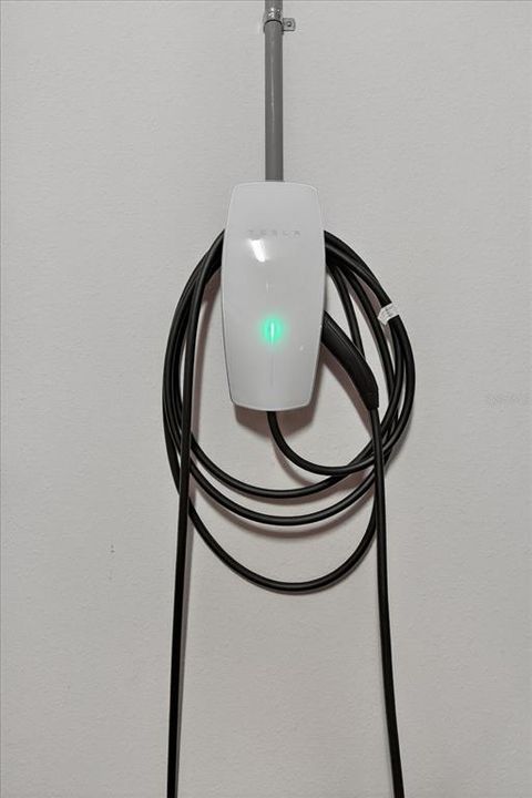 For Sale: $569,999 (4 beds, 2 baths, 2089 Square Feet)