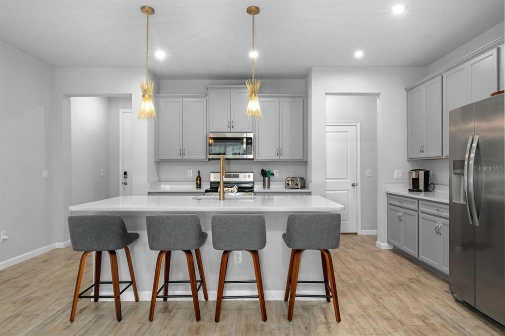 合同活跃: $2,300 (3 贝兹, 2 浴室, 1888 平方英尺)