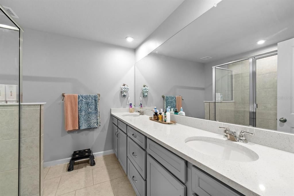 合同活跃: $2,300 (3 贝兹, 2 浴室, 1888 平方英尺)