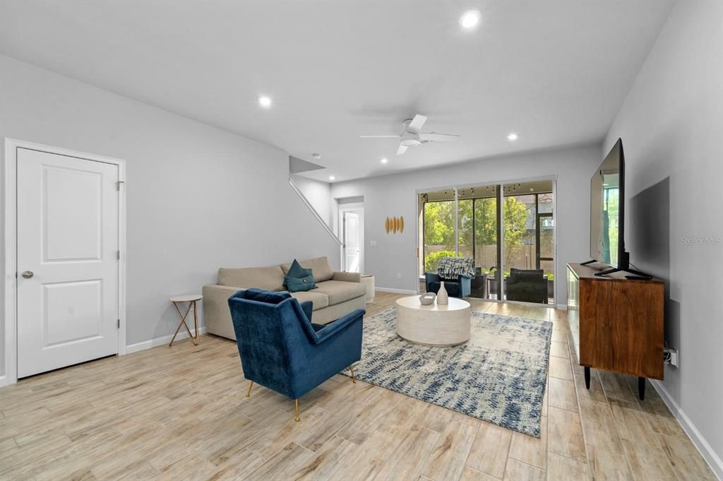 合同活跃: $2,300 (3 贝兹, 2 浴室, 1888 平方英尺)