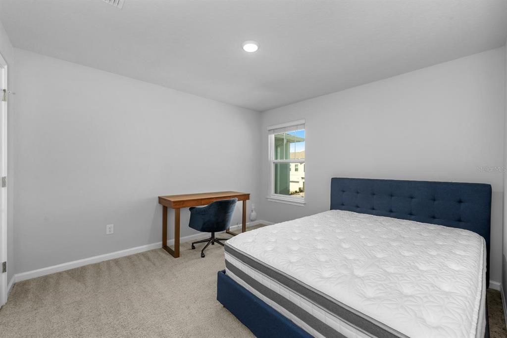 合同活跃: $2,300 (3 贝兹, 2 浴室, 1888 平方英尺)