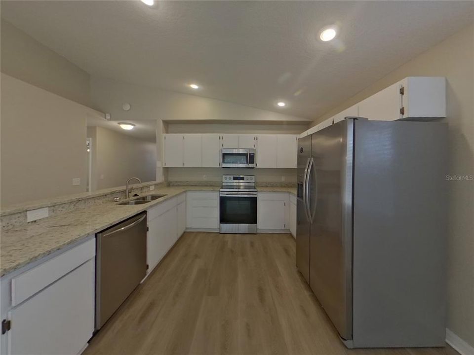 合同活跃: $1,999 (4 贝兹, 2 浴室, 1636 平方英尺)