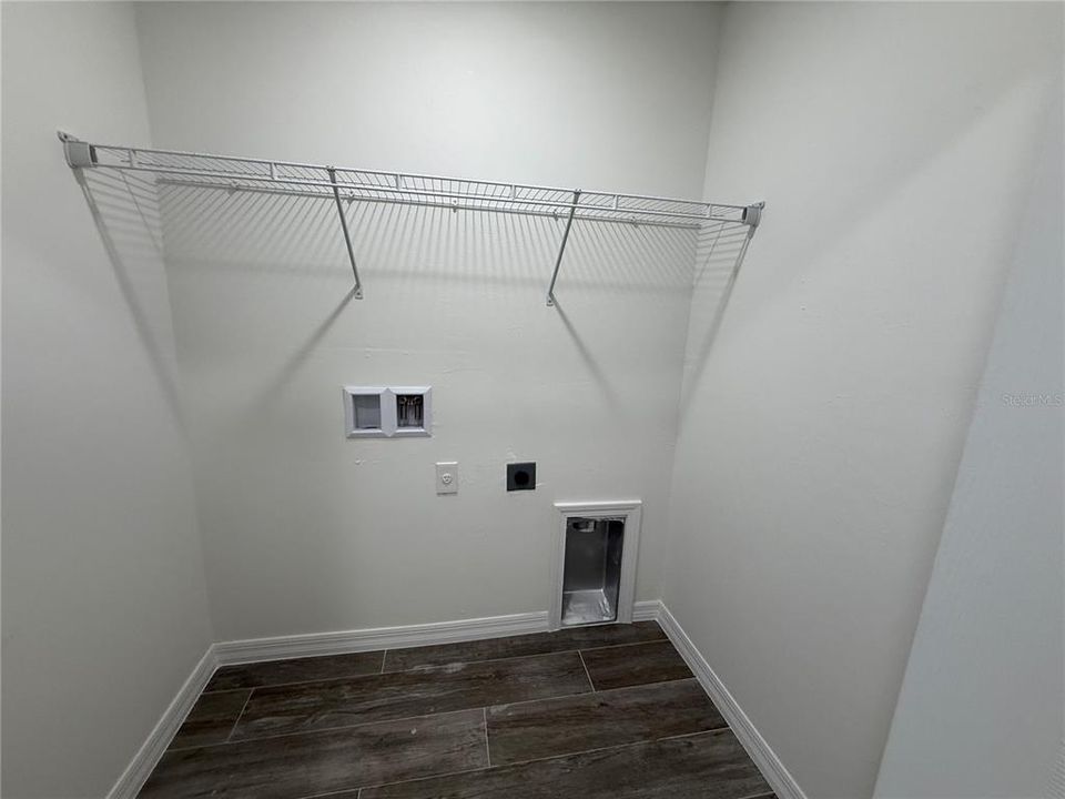 For Rent: $2,100 (4 beds, 2 baths, 1800 Square Feet)