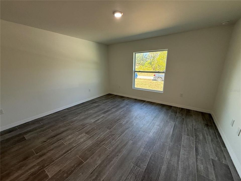 For Rent: $2,100 (4 beds, 2 baths, 1800 Square Feet)