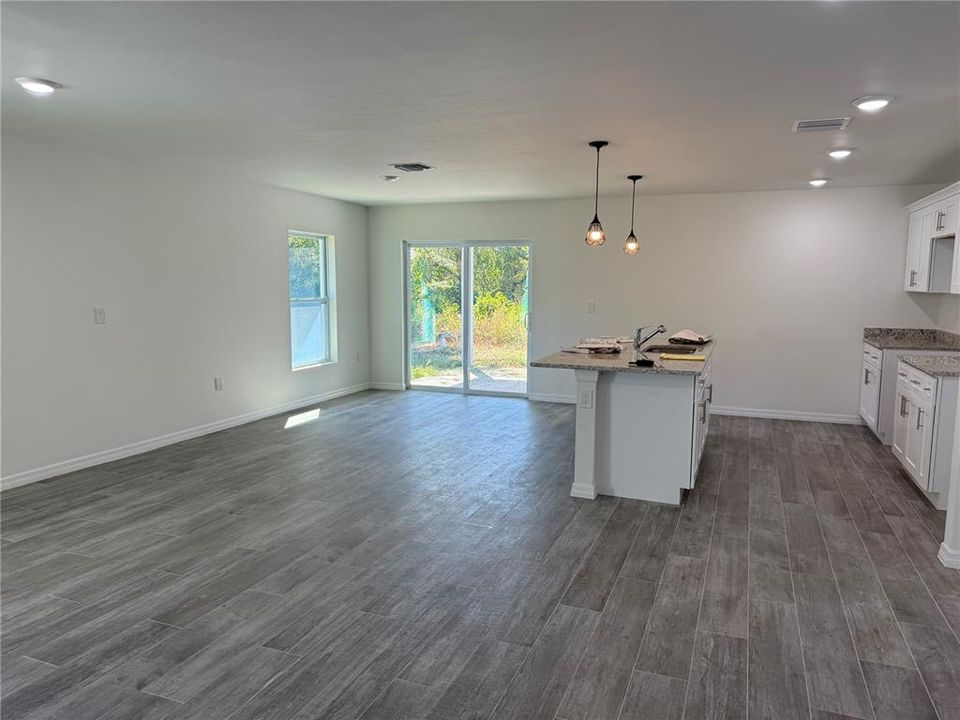 For Rent: $2,100 (4 beds, 2 baths, 1800 Square Feet)