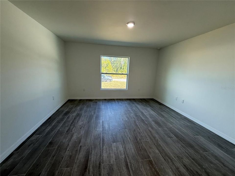 For Rent: $2,100 (4 beds, 2 baths, 1800 Square Feet)